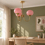 Guimauve à trois globes roses et structure dorée dans un bureau. Décor non fourni.