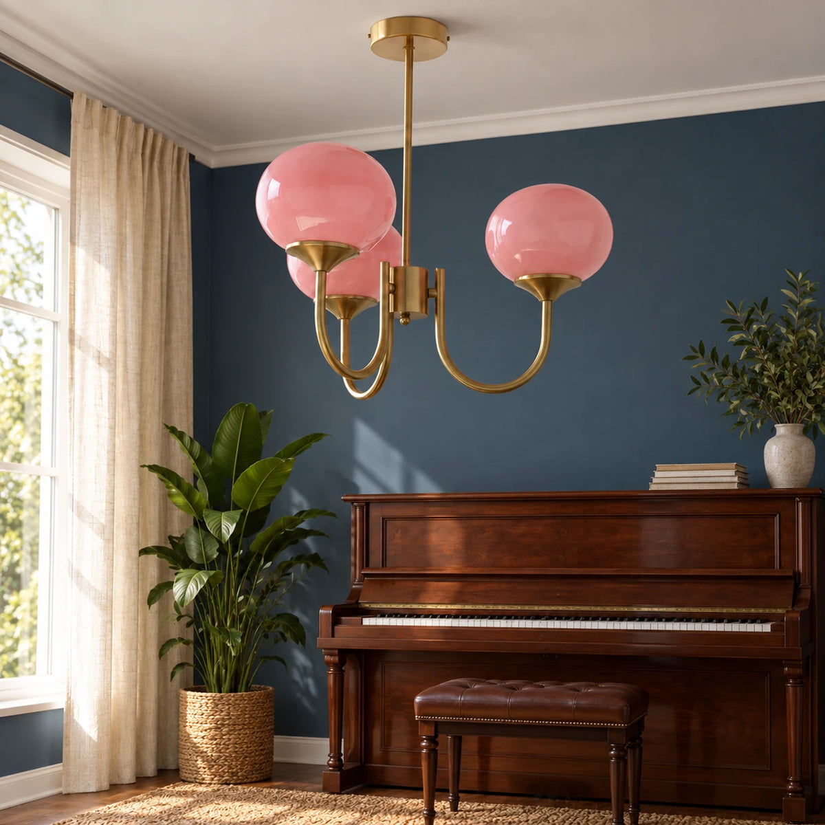 Guimauve à trois globes roses et structure dorée dans un salon de musique. Décor non fourni.
