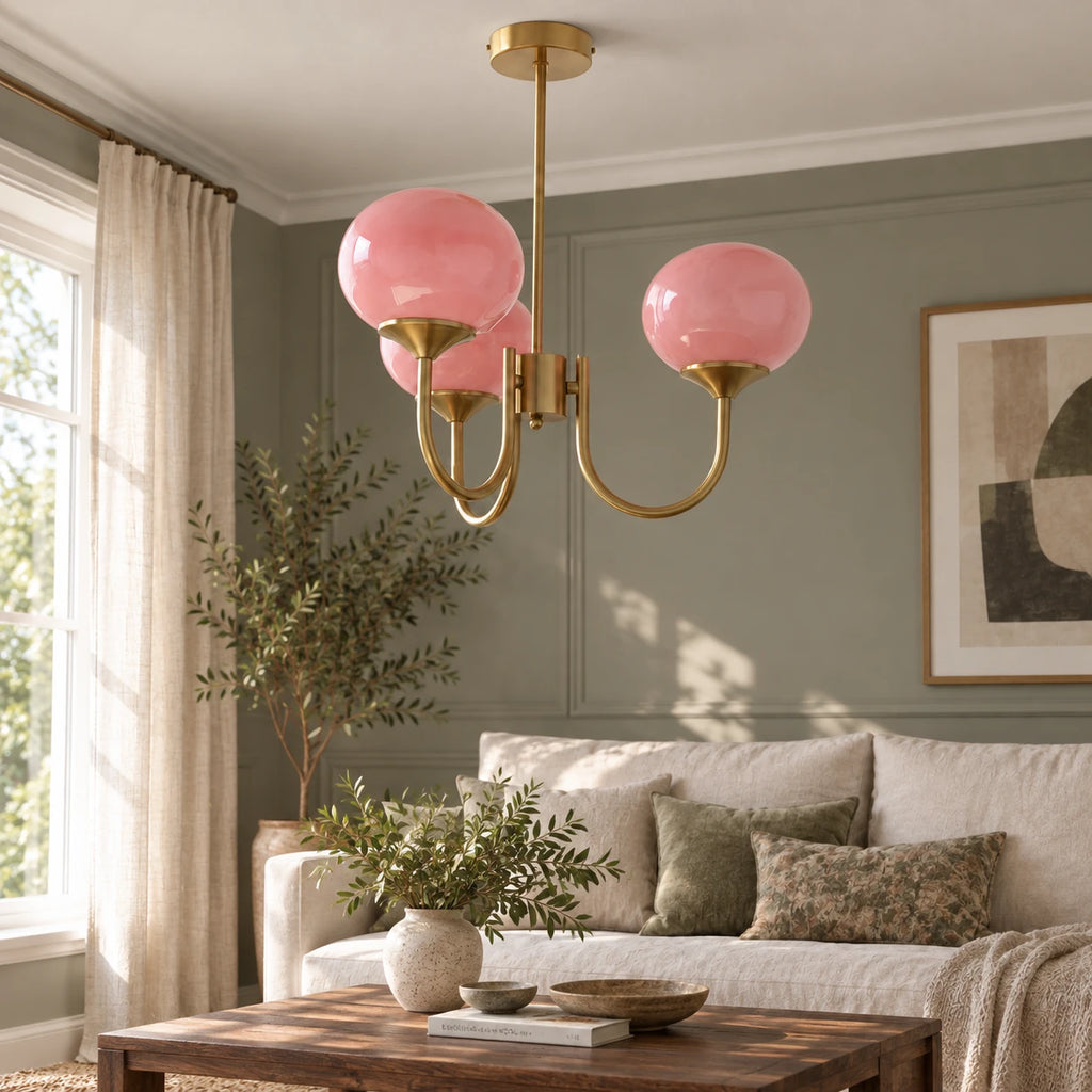 Guimauve à trois globes roses et structure dorée dans un salon. Décor non fourni.