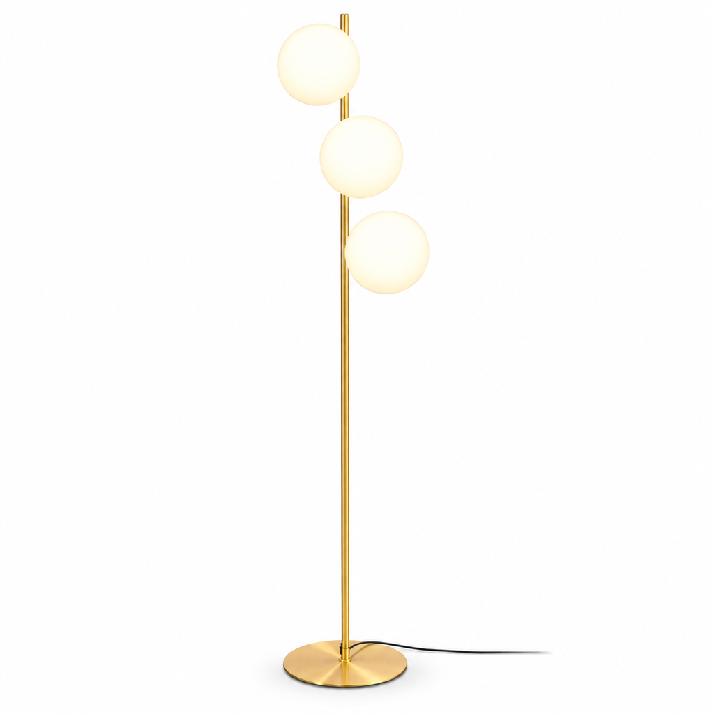 Lampadaire Isandro doré à trois globes lumineux sur fond blanc