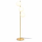 Lampadaire Isandro doré à trois globes lumineux sur fond blanc