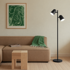 Isara — lampadaire noir à deux lampes, 162 cm, vue du salon