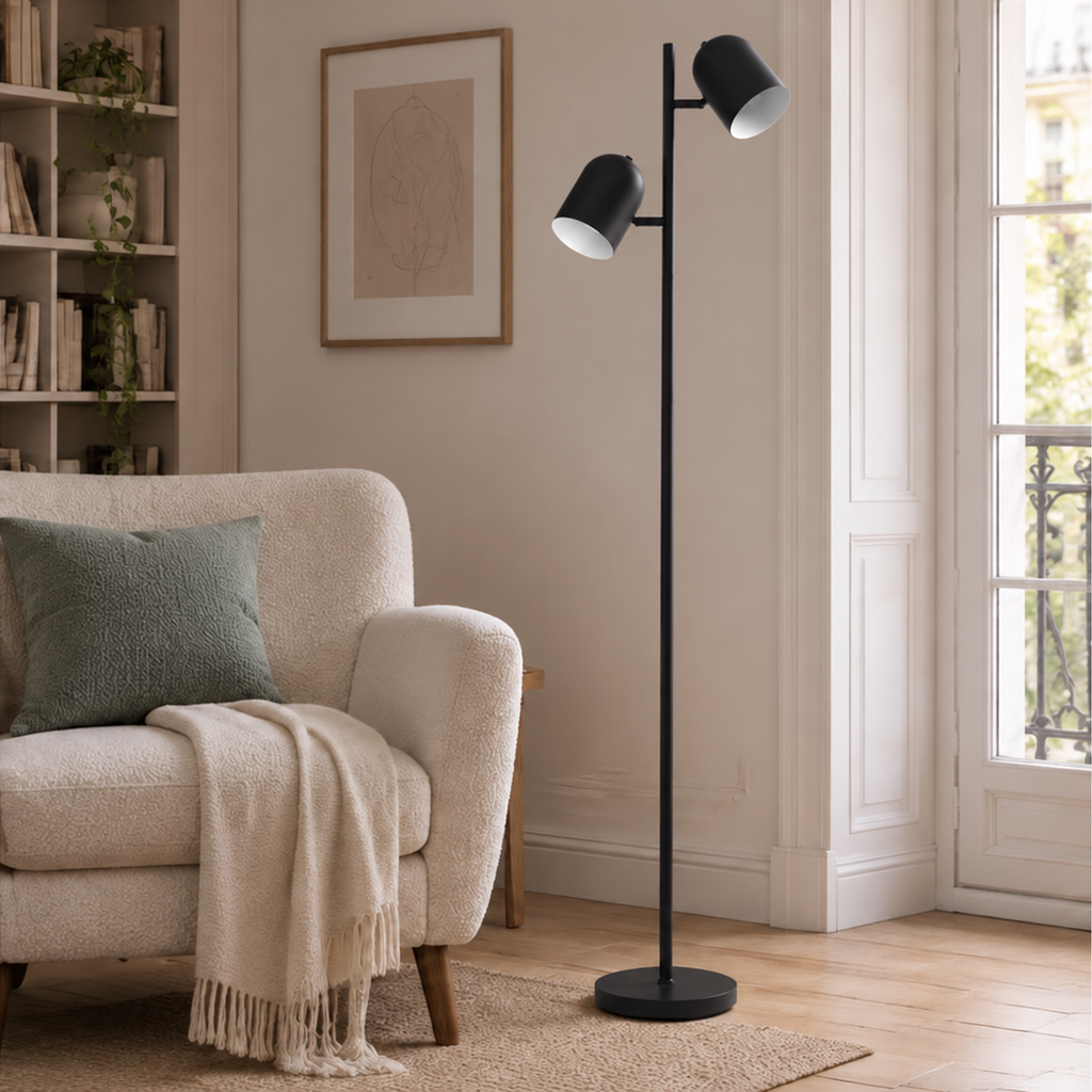 Isara — lampadaire noir dans le salon, vue 2