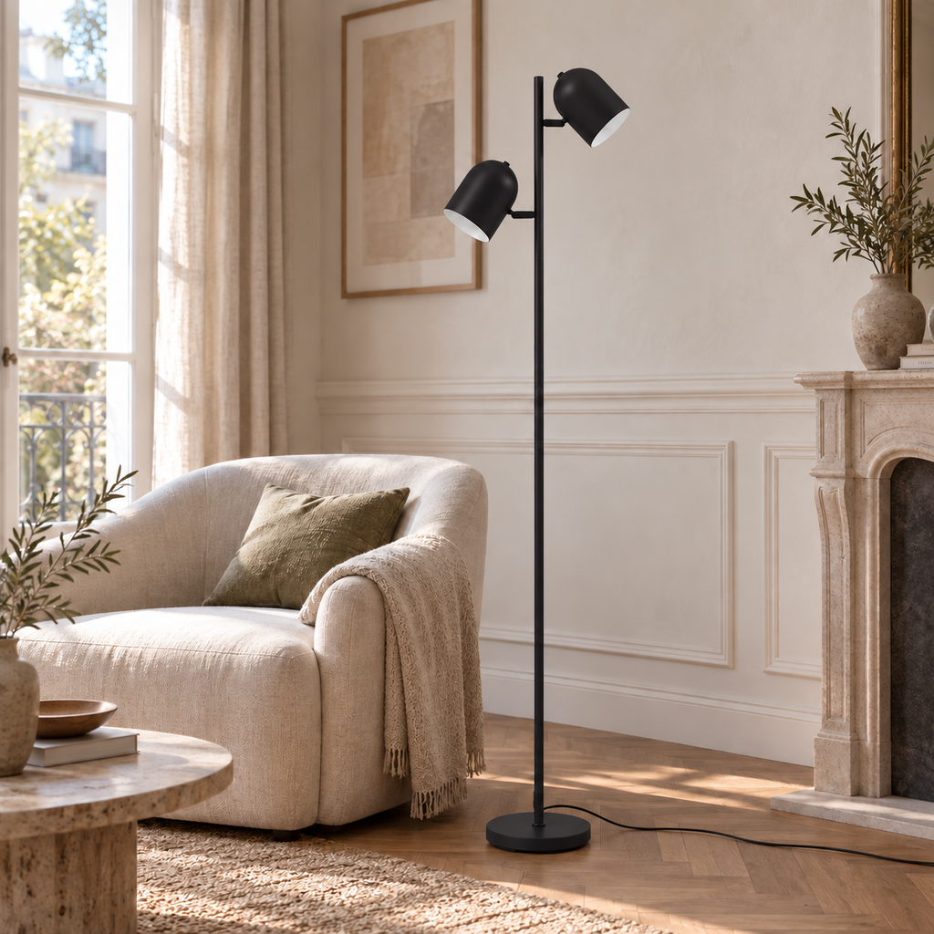 Isara — lampadaire noir en perspective dans le salon