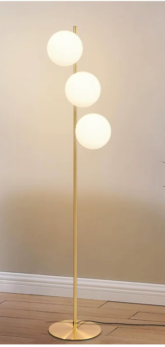 Lampadaire doré à trois globes blancs