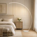 Lampadaire LED arqué Luméra blanc dans une chambre contemporaine