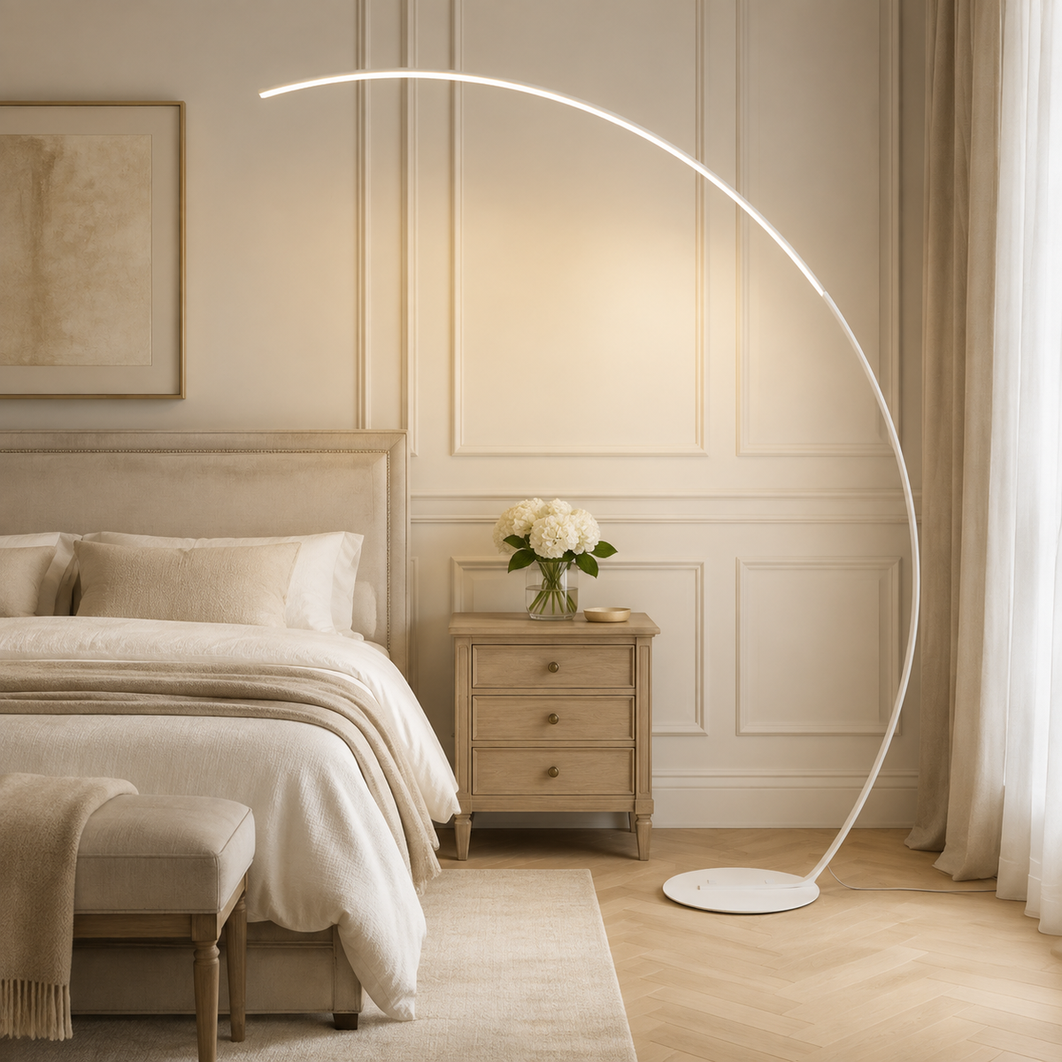 Lampadaire LED arqué Luméra blanc dans une chambre contemporaine
