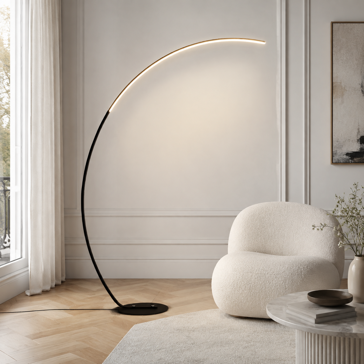 Lampadaire LED arqué Luméra noir dans un salon contemporain