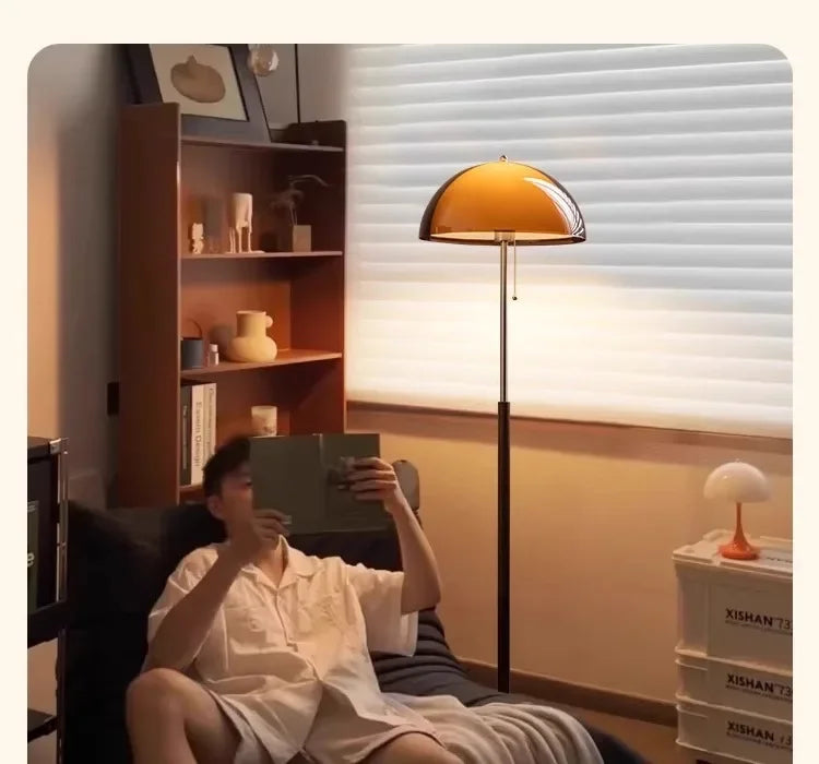 Lecture sur canapé, lecteur tenant un livre