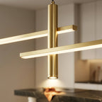Gros plan sur les barres lumineuses et les cylindres de la suspension Linéva Or Champagne.