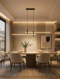 Suspension Linéva Noir Charbon avec lumière chaude dans une salle à manger.