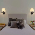 Deux appliques Liorane encadrant un lit, visuel fournisseur.