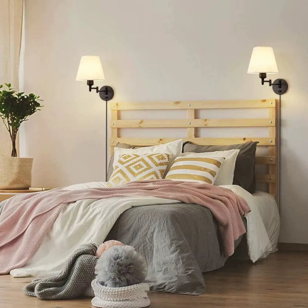 Appliques Liorane dans une chambre avec tête de lit en bois, visuel fournisseur.