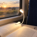 Liseo Mini — version Recharge USB, mise en scène illustrative de lecture dans un train ; décor non inclus.