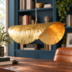 Suspension feuille de lotus dorée dans un décor illustratif au-dessus d'un bureau en noyer dans une bibliothèque avec étagères bleu pétrole et livres flous