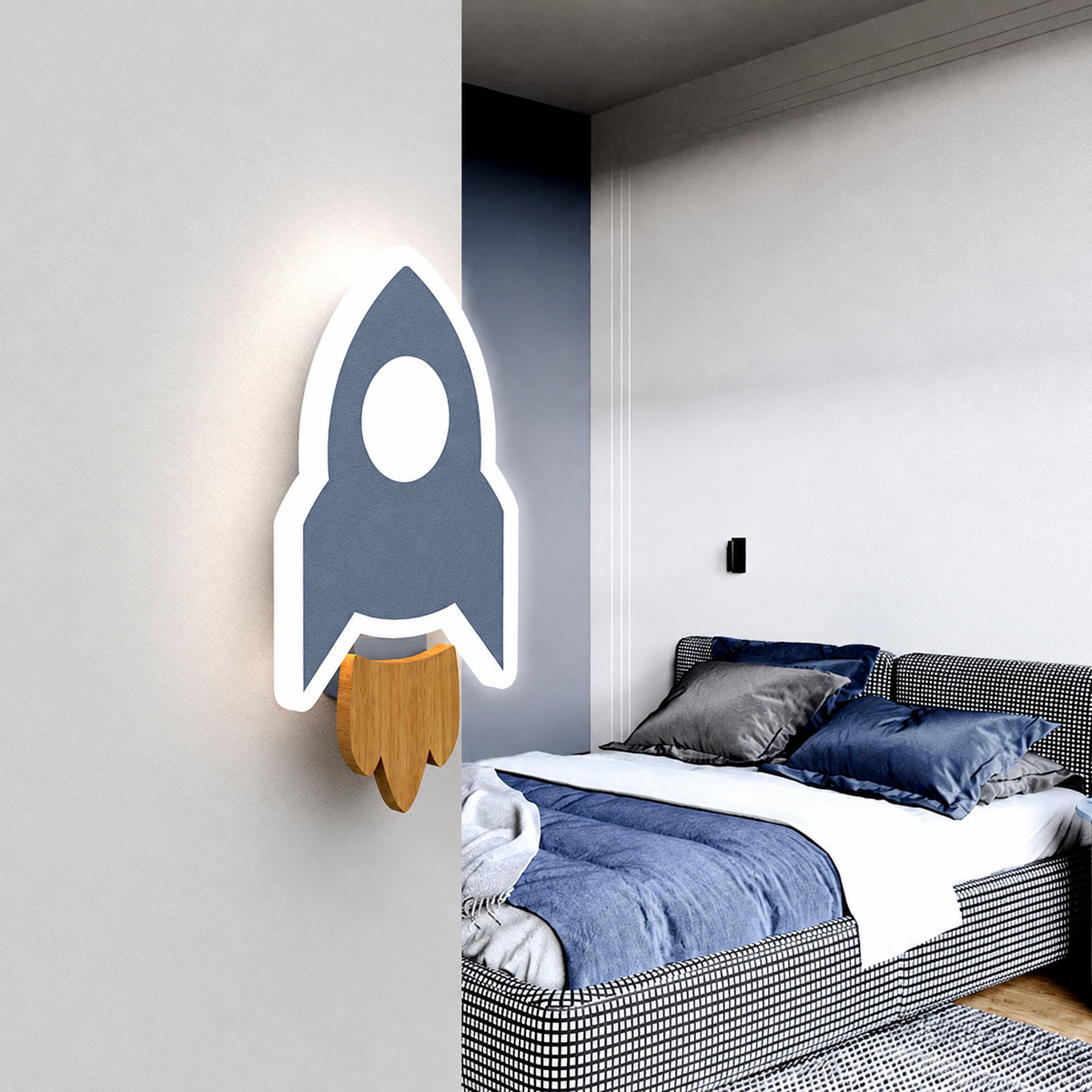 Luciole, applique en forme de fusée dans une chambre. Décor retouché pour retirer une affiche.