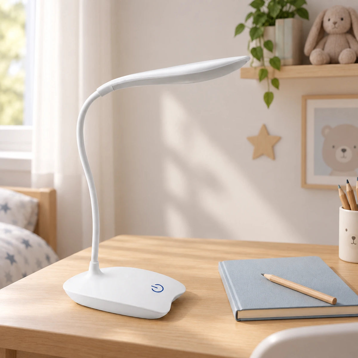 LumaDesk blanche — bureau dans une chambre d’enfant ; mise en situation, décor non inclus.