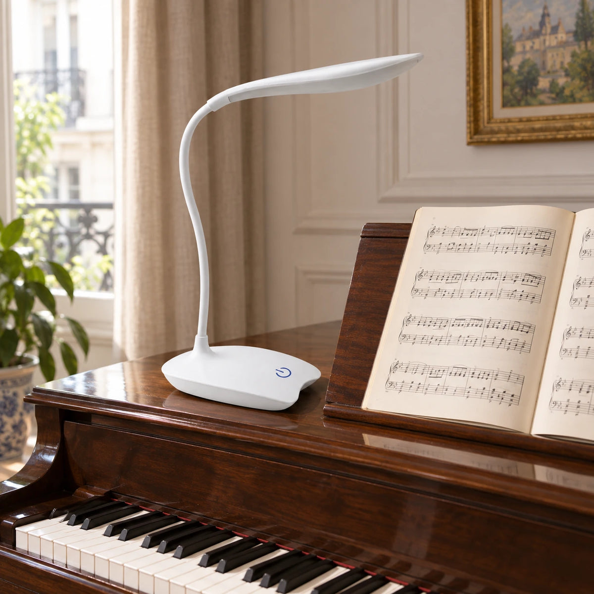 LumaDesk — lampe blanche posée près d’une partition et d’un piano, mise en scène illustrative ; décor non inclus.