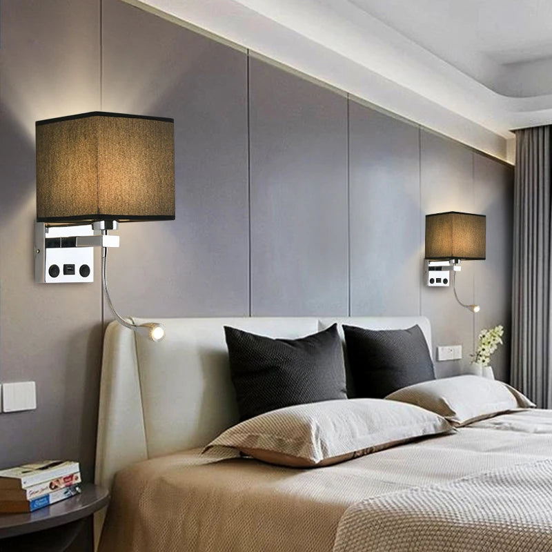 Deux appliques 1039 à abat-jour carré sombre, platine chromée et port USB dans une chambre, exemple de disposition fournisseur.