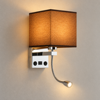 Aparté, coloris cafe avec usb, abat-jour carré en tissu, platine chromée et liseuse flexible — mise en scène réalisée à partir du modèle.