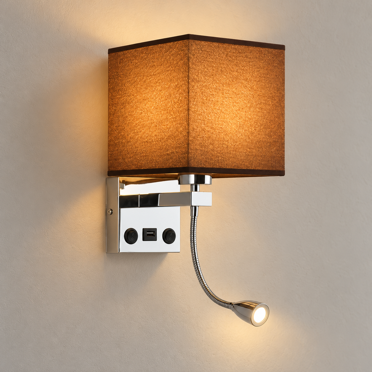 Aparté, coloris cafe avec usb, abat-jour carré en tissu, platine chromée et liseuse flexible — mise en scène réalisée à partir du modèle.