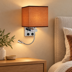 Aparté, coloris cafe sans usb, abat-jour carré en tissu, platine chromée et liseuse flexible — mise en scène réalisée à partir du modèle.