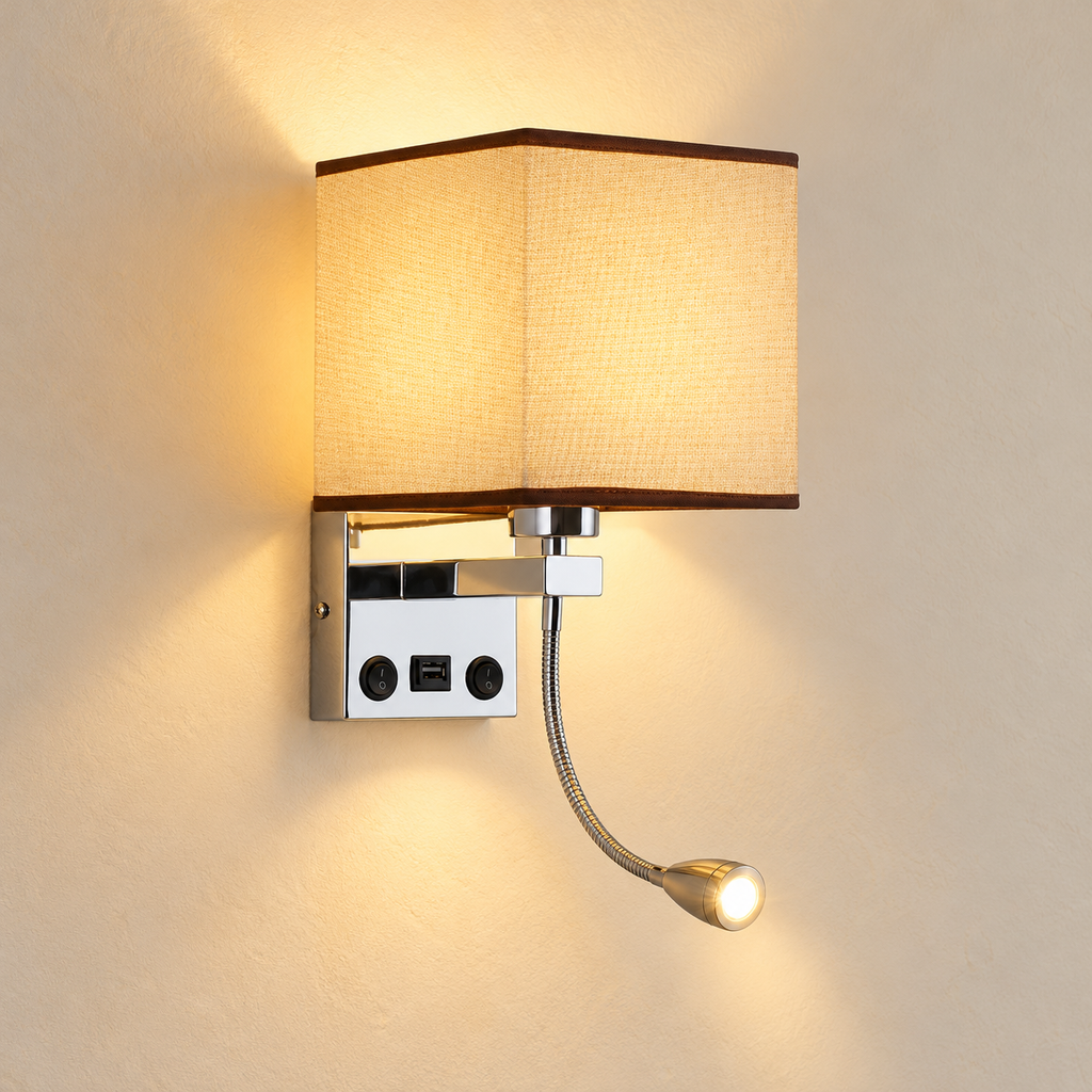 Aparté, coloris lin avec usb, abat-jour carré en tissu, platine chromée et liseuse flexible — mise en scène réalisée à partir du modèle.