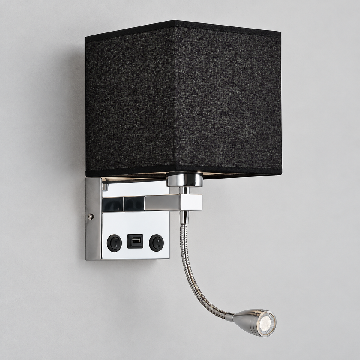 Aparté noire avec USB : abat-jour carré en tissu, port USB-A entre deux commandes et liseuse flexible