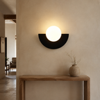Applique demi-cercle noire dans une entrée — mise en scène d’ambiance retouchée