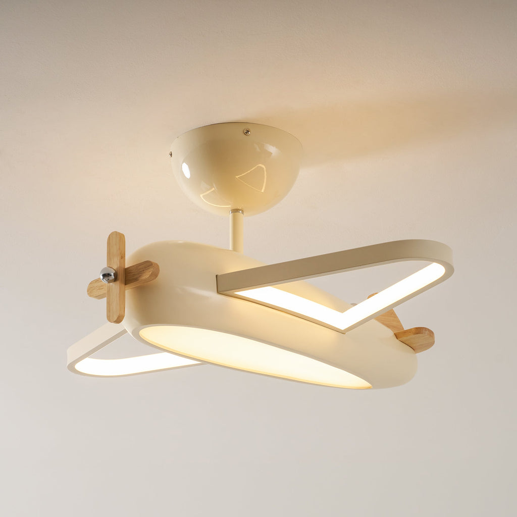 Plafonnier avion beige fixé au plafond, éclairage allumé, vue de trois quarts.