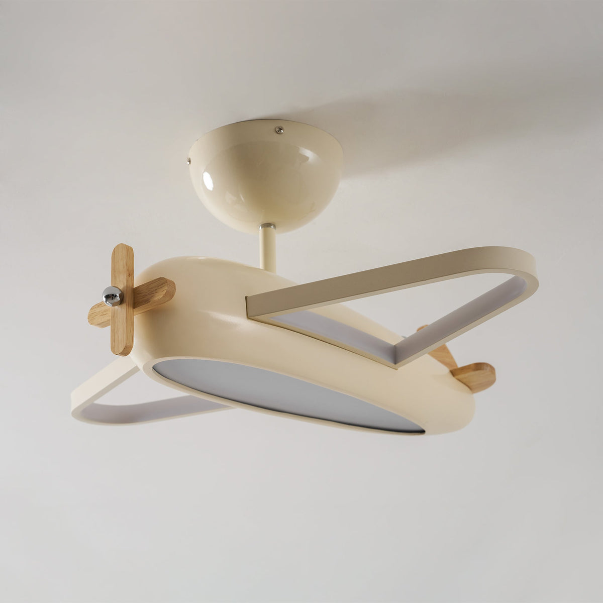 Plafonnier avion beige éteint, montrant les contours des ailes et le diffuseur sous le fuselage.