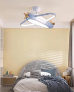 Mise en scène du plafonnier avion bleu clair dans une chambre, au-dessus du lit.