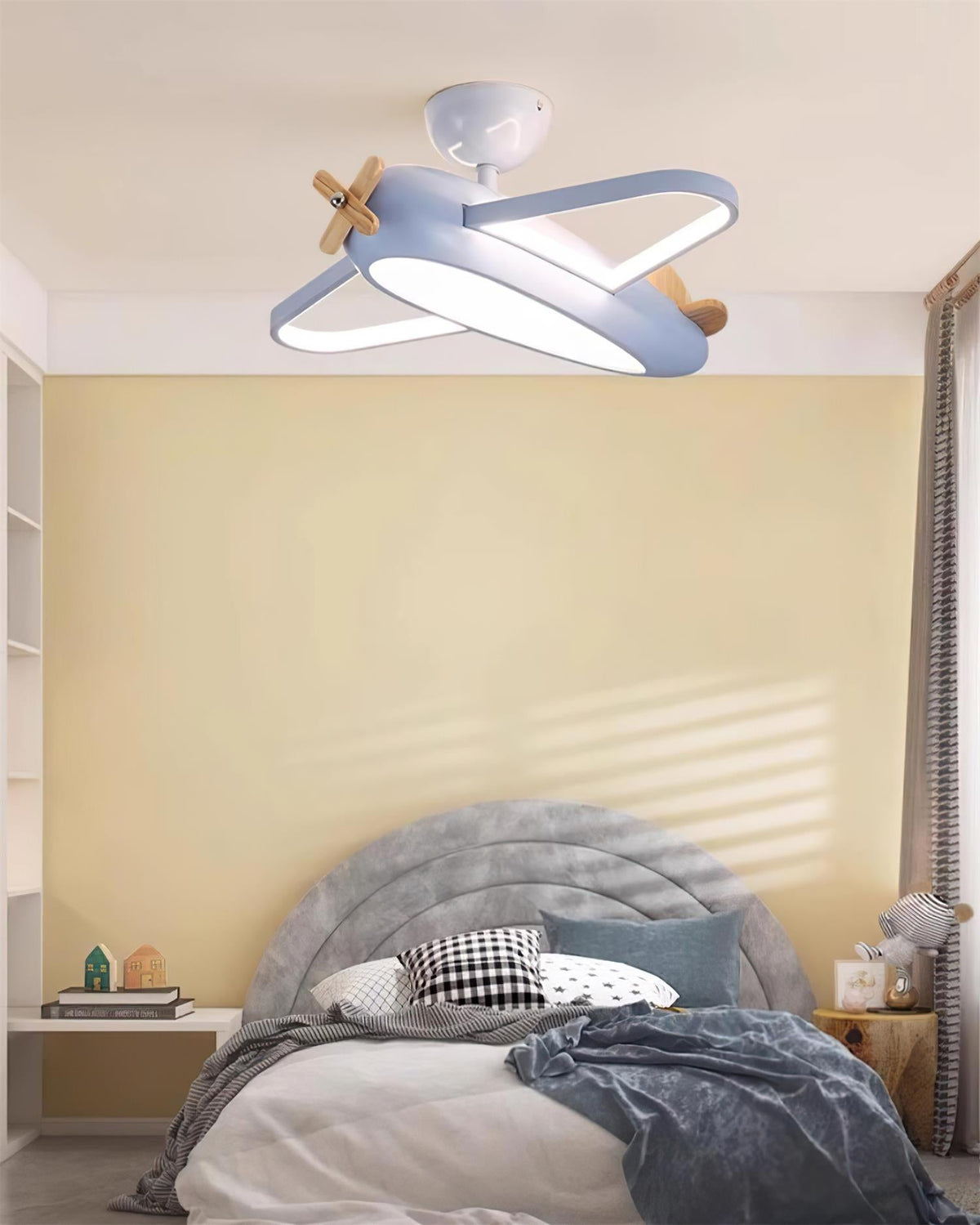 Mise en scène du plafonnier avion bleu clair dans une chambre, au-dessus du lit.