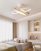 Mise en scène du plafonnier avion beige dans une chambre aux teintes claires.