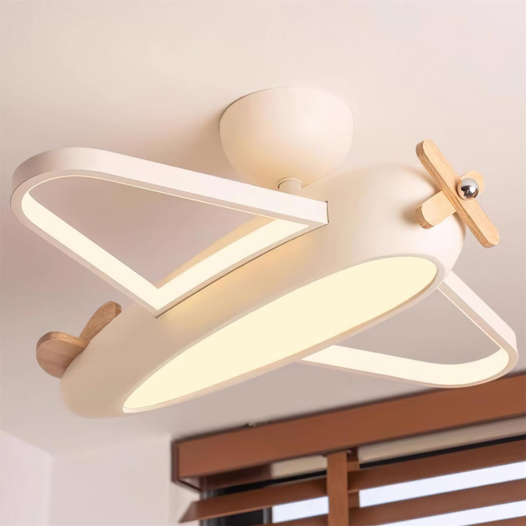 Vue rapprochée du dessous du plafonnier avion beige allumé, de son diffuseur central et de ses ailes.