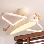 Vue rapprochée du dessous du plafonnier avion beige allumé, de son diffuseur central et de ses ailes.