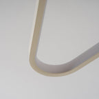 Gros plan sur le contour beige d’une aile ajourée du plafonnier avion.