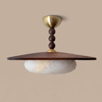 Plafonnier Bosquet avec diffuseur à effet albâtre blanc, disque en bois foncé, trois sphères décoratives et rosace dorée, vue de face.