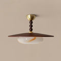 Plafonnier Bosquet avec diffuseur en verre blanc à fines veines dorées, disque en bois foncé, trois sphères décoratives et rosace dorée, vue de face.