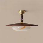 Plafonnier Bosquet avec diffuseur en verre blanc à fines veines dorées, disque en bois foncé, trois sphères décoratives et rosace dorée, vue de face.