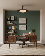Vue générale d’un bureau vert avec meubles en bois et plafonnier Bosquet allumé.