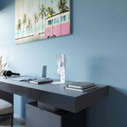 Écritoire Blanc — photo fabricant sur bureau, vue de trois quarts ; ampoule et décor non inclus.
