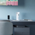 Écritoire Blanc — photo fabricant sur bureau, vue frontale ; ampoule et décor non inclus.
