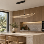 Suspension LED Feuille 118 cm noire au-dessus d’un îlot de cuisine