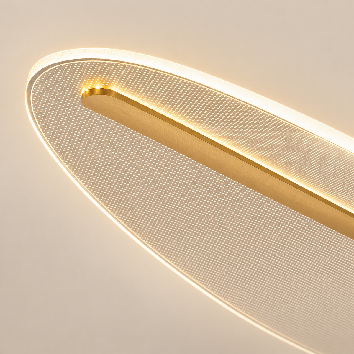 Détail du diffuseur acrylique et de la structure dorée de la suspension LED Feuille