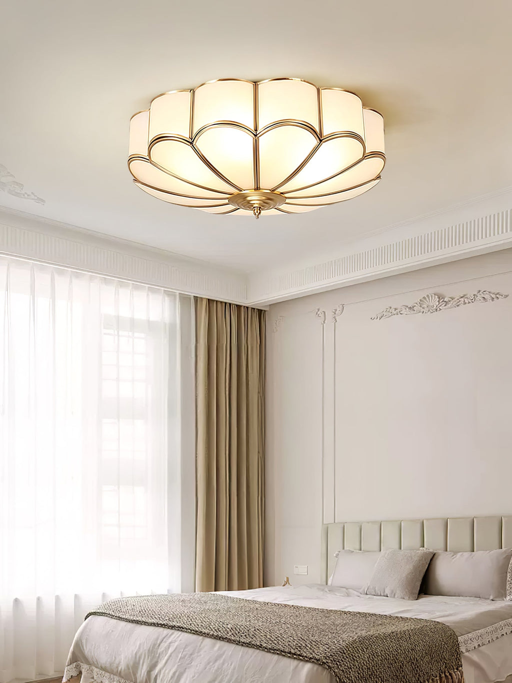 Floréole — vue en chambre près de rideaux clairs