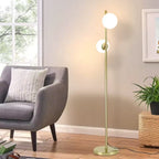 Gémelle, lampadaire doré à deux globes blancs — Vue dans un salon lumineux