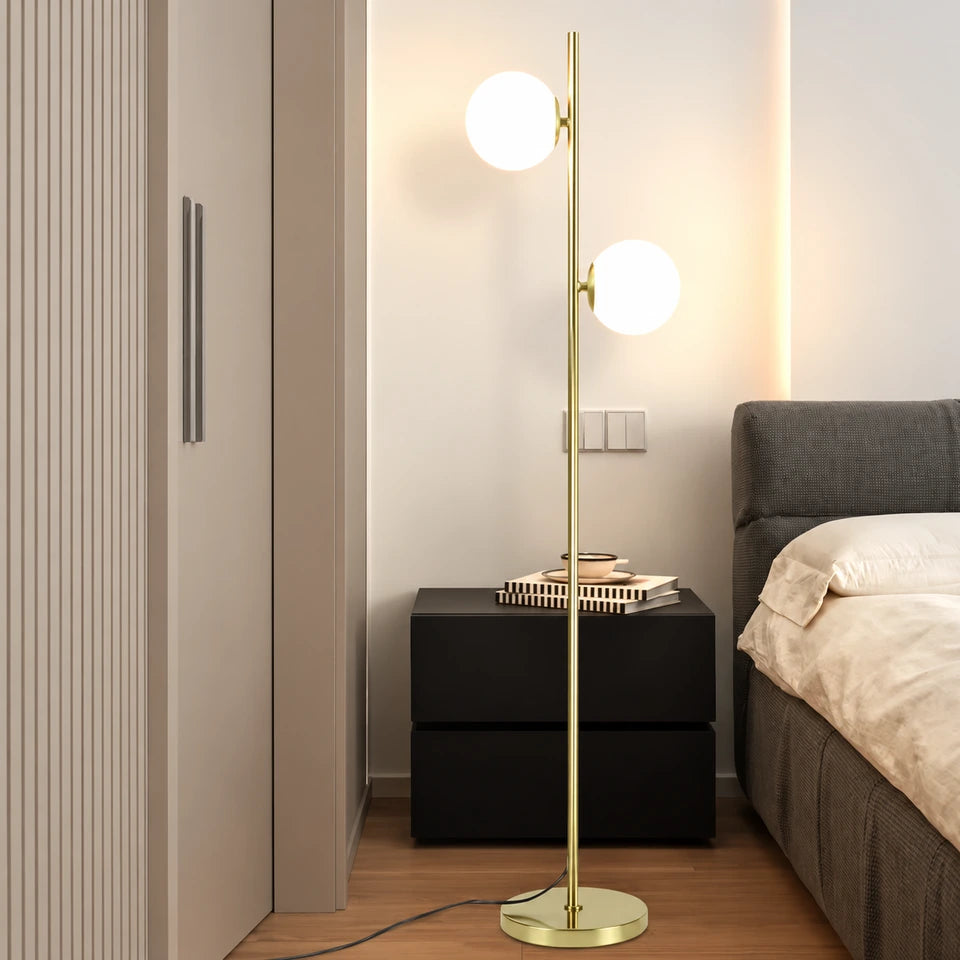Gémelle, lampadaire doré à deux globes blancs — Ambiance de chambre