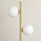 Gémelle, lampadaire doré à deux globes blancs — Détail des deux globes et de la structure dorée