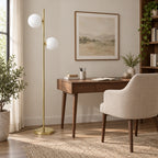 Gémelle, lampadaire doré à deux globes blancs — Mise en situation dans un bureau